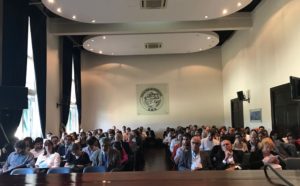 Mas de 180 personas colmaron el Salón Azul de la Facultad de Derecho en el evento organizado por AIDA Rama Argentina junto con el Departamento de Derecho Económico y Empresarial de la UBA